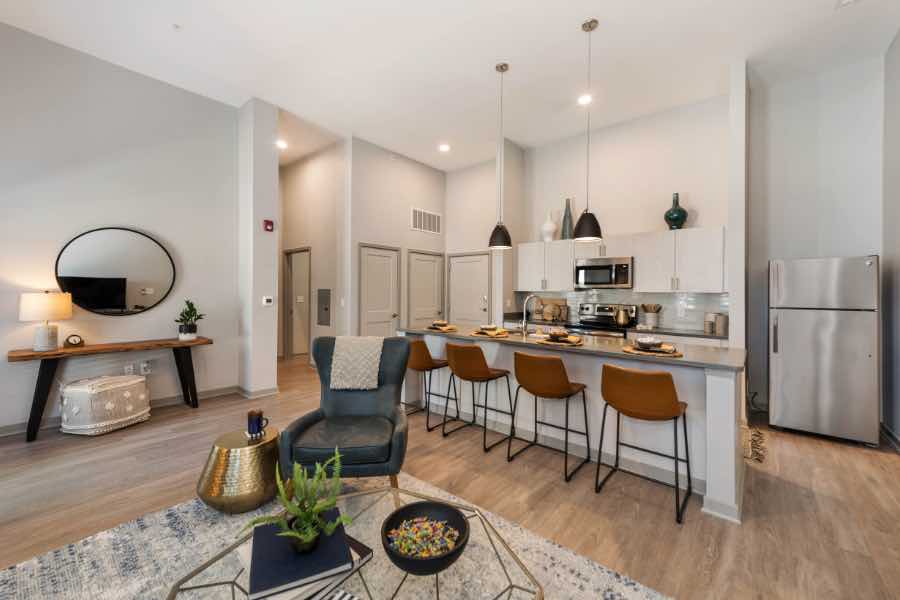 Kitchen with breakfast bar and high ceilings in apartment